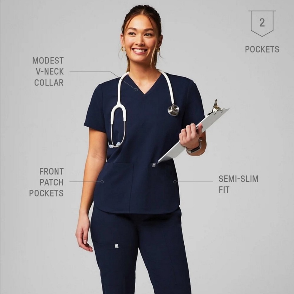 Women’s Fabletics Method 2 Pocket Scrub Top